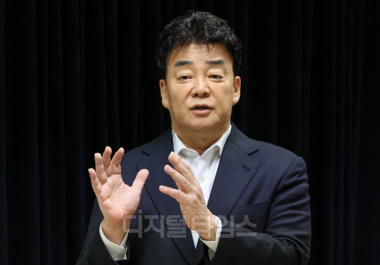 백종원 더본코리아 대표가 지난달 28일 서울 서초구 스페이스쉐어 강남역센터에서 열린 첫 정기 주주총회를 마친 뒤 언론 앞에서 입장 표명 및 질의 응답 시간을 갖고 있다. 디지털타임스DB